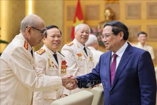 PM Chinh receives public security officers dispatched to southern battlefield
