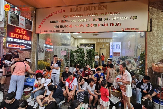 Cụ bà gần 70 tuổi ở Hà Nội mở cửa, mời nước, cho khách lạ nghỉ chân xem diễu binh