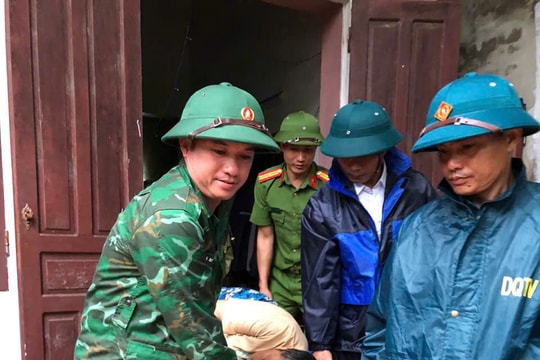 Bộ đội Biên phòng Thanh Hoá giúp người dân di dời khẩn cấp đến nơi an toàn tránh bão số 5