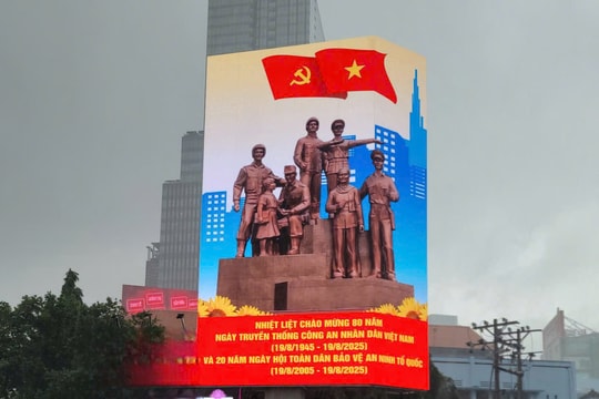 TP. Hồ Chí Minh: Rực đỏ ban-nô, áp phích chào mừng kỷ niệm 80 năm Cách mạng tháng Tám và Quốc khánh 2/9