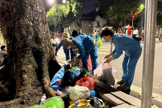 Những "người hùng thầm lặng", cần mẫn giữ sạch đẹp đường phố Thủ đô