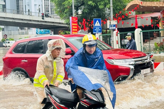 Công an Thủ đô sát cánh cùng Nhân dân trong mưa bão