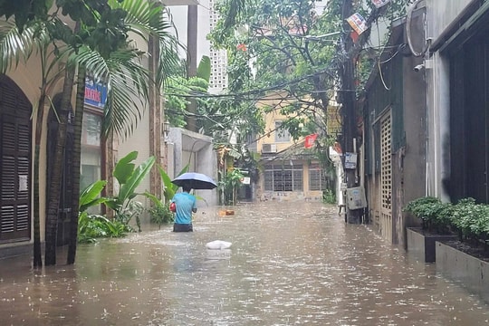 Khu dân cư ở trung tâm Hà Nội ngập trong "biển nước", học sinh phải nghỉ học