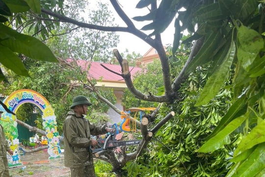 Công an các xã ở Nghệ An giúp người dân khắc phục hậu quả sau bão