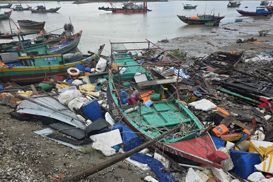 Hàng chục tàu thuyền của ngư dân bị sóng đánh chìm