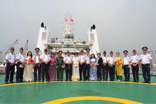 Tàu CSB 8001 cập cảng Jakarta, bắt đầu chuỗi hoạt động giao lưu với Cảnh sát biển Indonesia