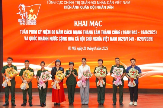 Khán giả đội mưa dự khai mạc Tuần phim kỷ niệm 80 năm Quốc khánh 2/9