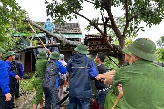 Công an xã Bích Hào giúp dân khắc phục hậu quả bão số 5