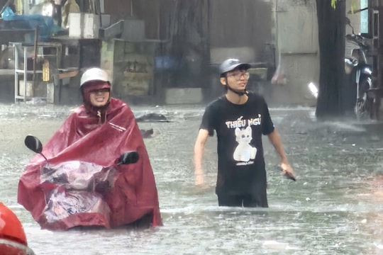 Hà Nội ngập sâu do ảnh hưởng bão, nhiều trường cho học sinh nghỉ học