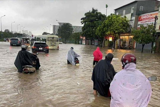 Đường phố Hà Nội biến thành "sông", xe ngập sâu trong nước, giao thông tắc nghẽn