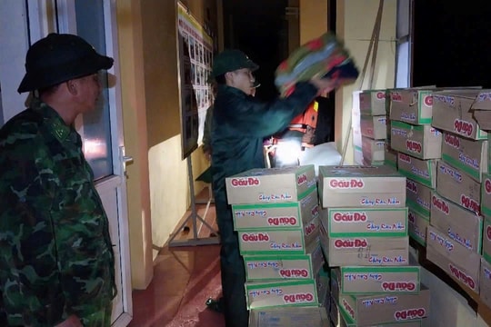 Bộ đội Biên phòng Quảng Trị hỗ trợ nhu yếu phẩm cho dân, chốt chặn các điểm ngập lụt