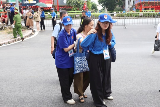 Sắc xanh tuổi trẻ hoà cùng màu cờ đỏ thắm