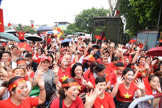 Sơ duyệt A80: Hà Nội mưa nhưng lòng người dân đầy nắng