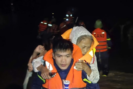 Lực lượng Công an Thanh Hóa “xuyên đêm” hỗ trợ hộ đê và sơ tán dân