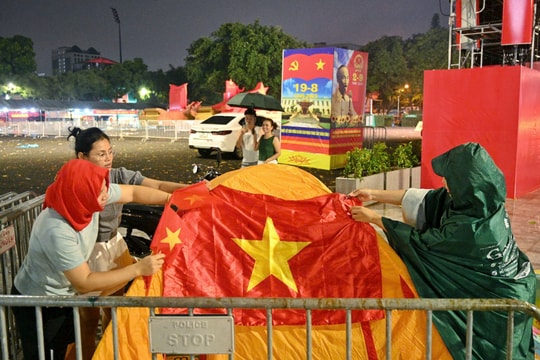 Người dân “cắm trại”, dựng lều từ đêm giữ chỗ xem Lễ sơ duyệt diễu binh, diễu hành A80