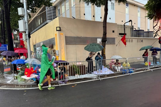 Người dân đến sớm, “đội mưa” giữ chỗ chờ xem sơ duyệt diễu binh, diễu hành A80