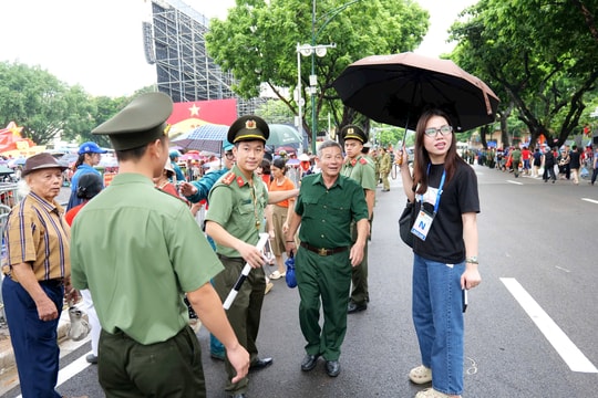 Công an Hà Nội túc trực, hỗ trợ người dân tới xem buổi sơ duyệt A80