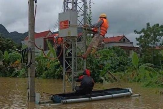 Người lính Viettel trắng đêm khắc phục sự cố, giữ thông tin liên lạc cho khách hàng