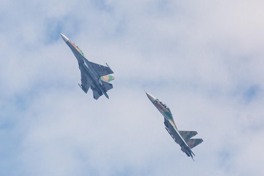 Bầu trời Hà Nội rực rỡ với màn trình diễn SU-30MK2 và trực thăng kéo cờ