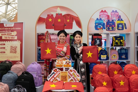 Hàng nghìn chiếc “túi tự hào” được trao miễn phí đến tay người dân tại Trung tâm Triển lãm Quốc gia