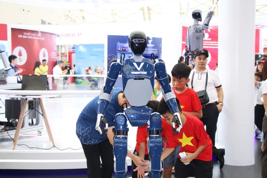 Robot hình người hút khách tại Triển lãm thành tựu đất nước