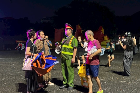Công an phường Ba Đình vận động người dân về nghỉ ngơi, không tập trung quá sớm để đợi xem Tổng duyệt A80