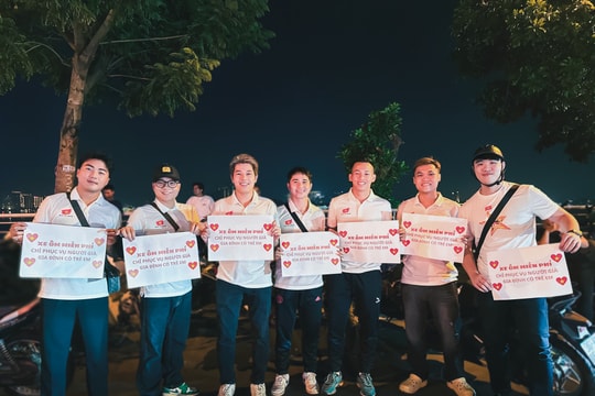 Ấm lòng nhóm thanh niên "xe ôm 0 đồng" chở người già và trẻ nhỏ xem diễu binh A80