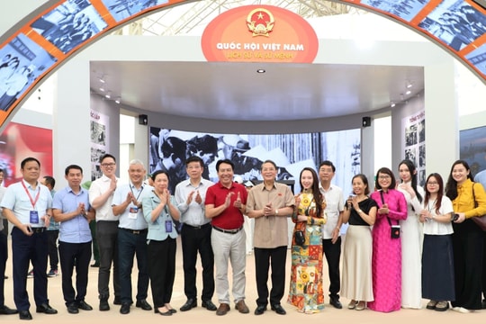 Triển lãm “Lịch sử và sứ mệnh Quốc hội Việt Nam” thu hút sự quan tâm của đông đảo các tầng lớp nhân dân