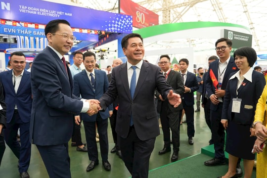 Vinachem trưng bày triển lãm “Dấu ấn một hành trình”: Tiếp tục khẳng định vai trò doanh nghiệp đầu tàu kinh tế