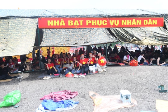 10 nhà bạt dã chiến phục vụ A80 chật kín người dân “đến sớm” đợi xem tổng duyệt