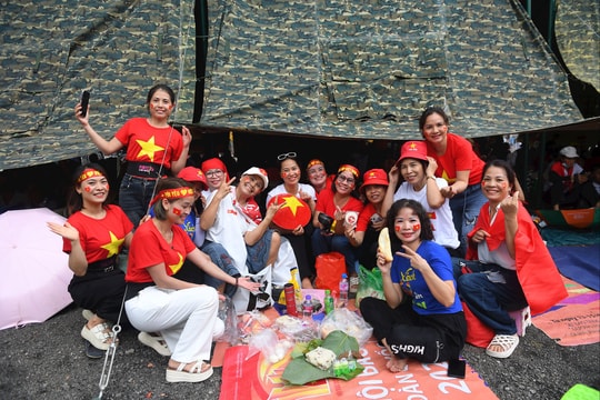 “Bữa tiệc đường phố” vui vẻ của người dân chờ xem Tổng duyệt A80