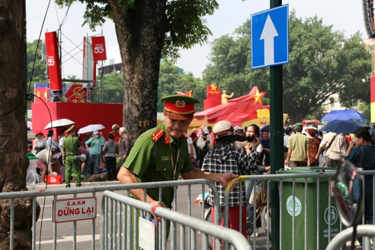 Công an Hà Nội lập khu vực chỗ ngồi ưu tiên dành cho cựu chiến binh và người già xem tổng duyệt A80