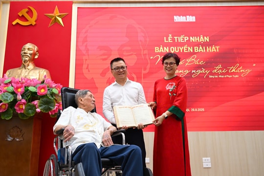 Nhạc sĩ Phạm Tuyên trao tặng bài hát "Như có Bác trong ngày đại thắng" cho Báo Nhân Dân