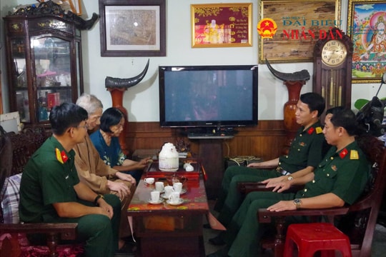 Đoàn công tác Bộ Tư lệnh Quân khu 4: Thăm gia đình chiến sĩ tham gia luyện tập diễu binh, diễu hành