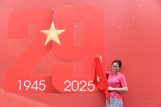 Người dân hào hứng “Check-in” tại các pano chào mừng Quốc khánh 2/9