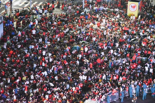 Hà Nội không ngủ: Hàng vạn người "xí chỗ" qua đêm tại đường Hùng Vương , Trần Phú chờ xem tổng duyệt A80