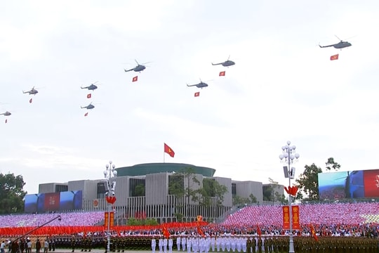 Biên đội máy bay trực thăng mang theo cờ Đảng, cờ Tổ quốc bay qua Quảng trường Ba Đình