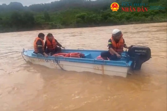 Công an Quảng Trị: Giải cứu 5 người dân mắc kẹt trong lũ sau 4 giờ vật lộn với lũ xiết