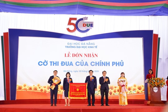 Trường Đại học Kinh tế Đà Nẵng nhận Cờ thi đua của Chính phủ nhân kỷ niệm 50 năm thành lập