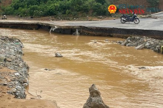 Quảng Trị: Lũ cuốn đứt gãy mặt đường xã miền núi Bến Quan