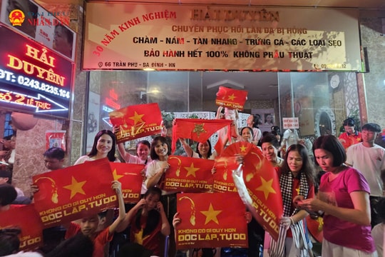 Hàng nghìn người dân “đội mưa” háo hức chờ tổng duyệt diễu binh, diễu hành kỷ niệm 80 năm Quốc khánh