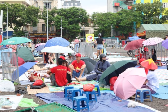 Người dân đến sớm trước 2 ngày chờ xem Đại lễ A80