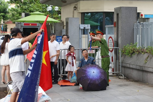 Công an Hà Nội vận động người dân không nên tập trung quá sớm và không ngồi nhầm vào các vị trí ưu tiên cho Cựu chiến binh, người già yếu
