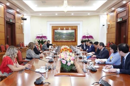 Party official receives high-ranking delegation of Mexican Labour Party