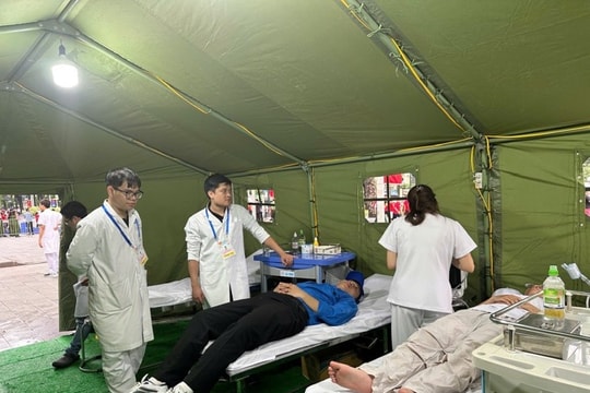 Cấp cứu gần 500 người bị ngất, kiệt sức, tụt huyết áp khi xem diễu binh, diễu hành A80