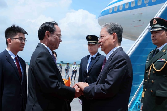 Top Chinese legislator starts official visit to Vietnam