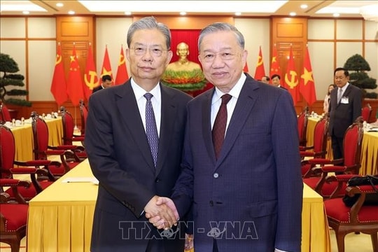 Vietnamese Party chief hosts reception for visiting top Chinese legislator