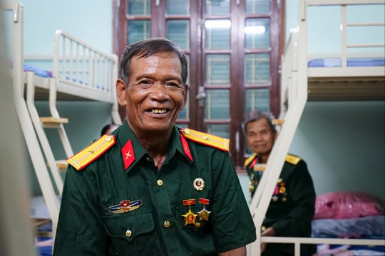 Cựu chiến binh vượt gần 1.000km để xem lễ diễu binh A80 được chàng trai Hà Nội đón vào ở "mái nhà chung"