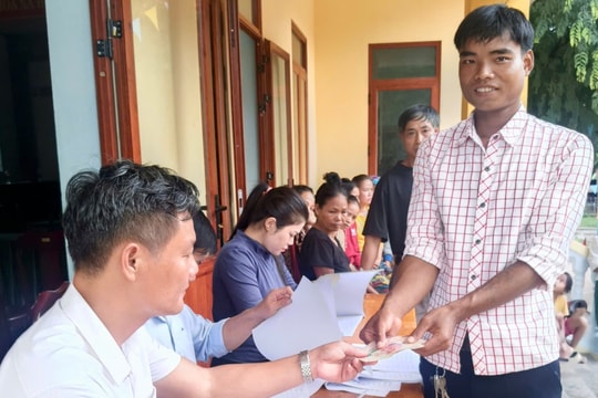 Đồng bào biên giới Quảng Trị phấn khởi nhận quà mừng Tết Độc Lập