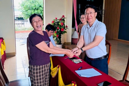 Người dân Hà Tĩnh vui mừng đón nhận món quà từ Chính phủ